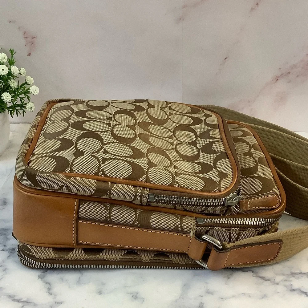 GUC Coach Signature Canvas Shoulder Bag